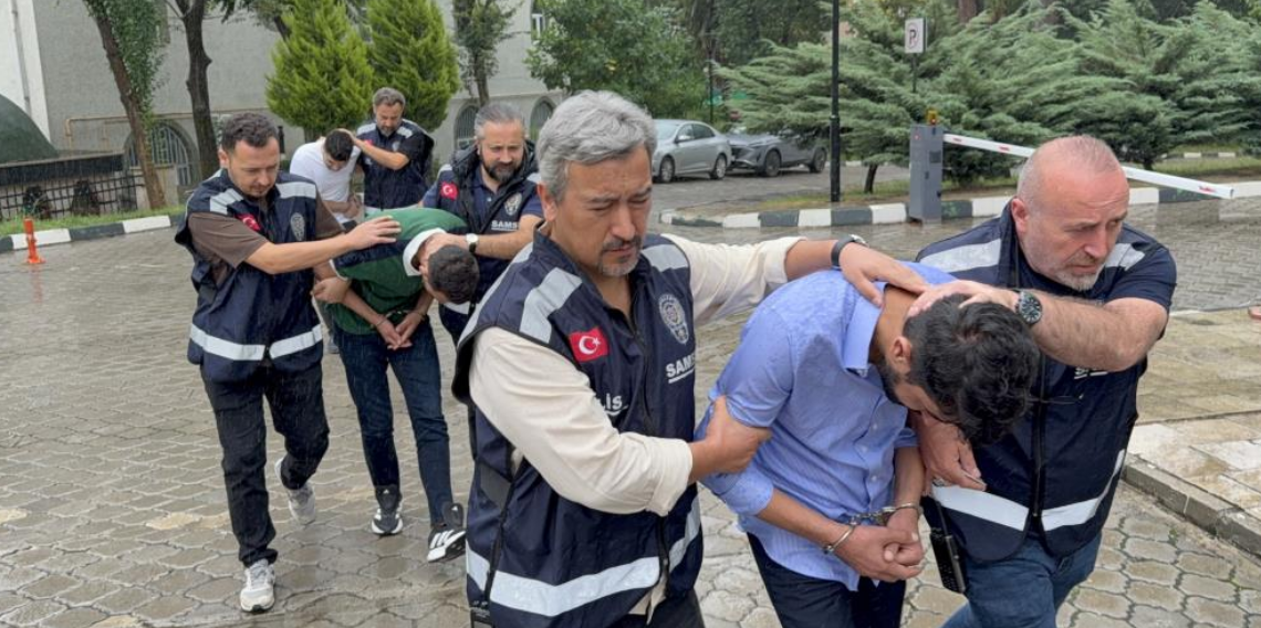 Ağlayan kadını fark eden Samsun polisinin operasyonu ile yakalanan 3 kişi tutuklandı