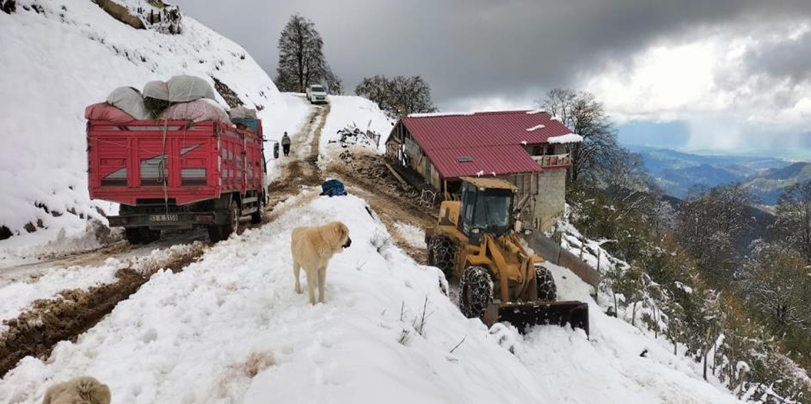 Rize’de yağan kar yaylacıları mahsur bıraktı