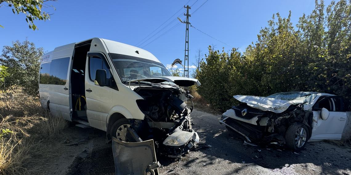 Otomobil ile öğrenci servisi çarpıştı: 2'si ağır 4 yaralı