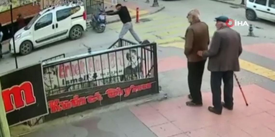 Sokak ortasında husumetlisine defalarca ateş etti