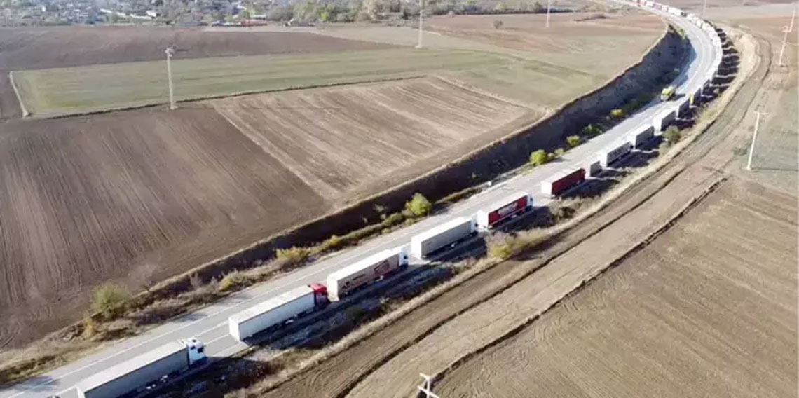 Sınır kapılarında sistem değişti: 25 kilometre TIR kuyruğu oluştu