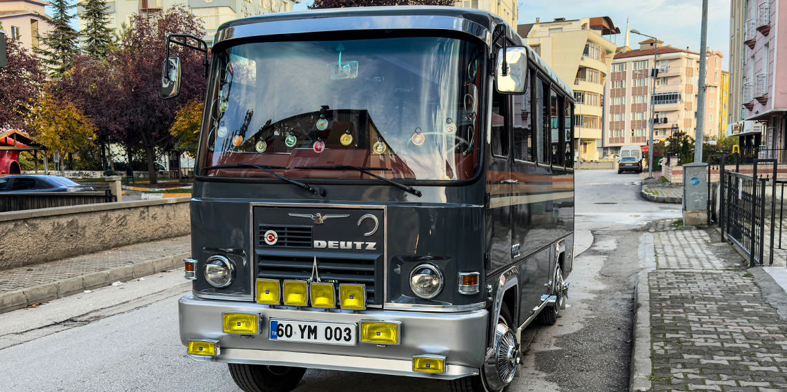 Tokat'ta  1988 model minibüsü çocukluk hayaline dönüştürdü