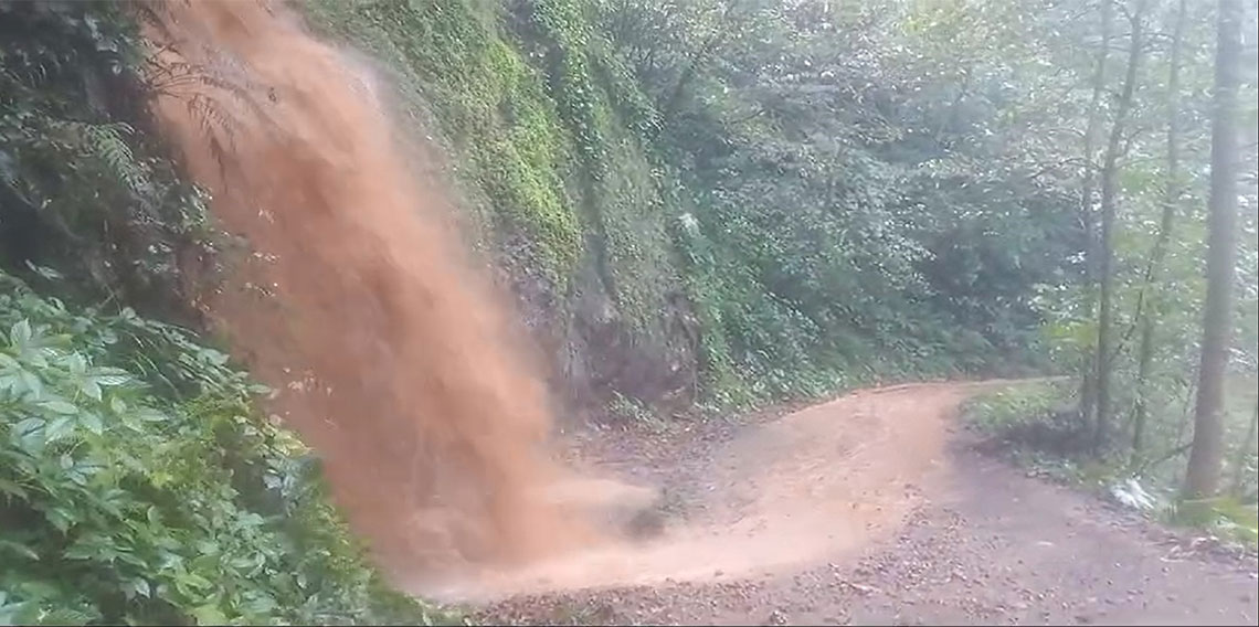 Rize’de heyelanda taş duvarın yıkıldığı anlar kamerada