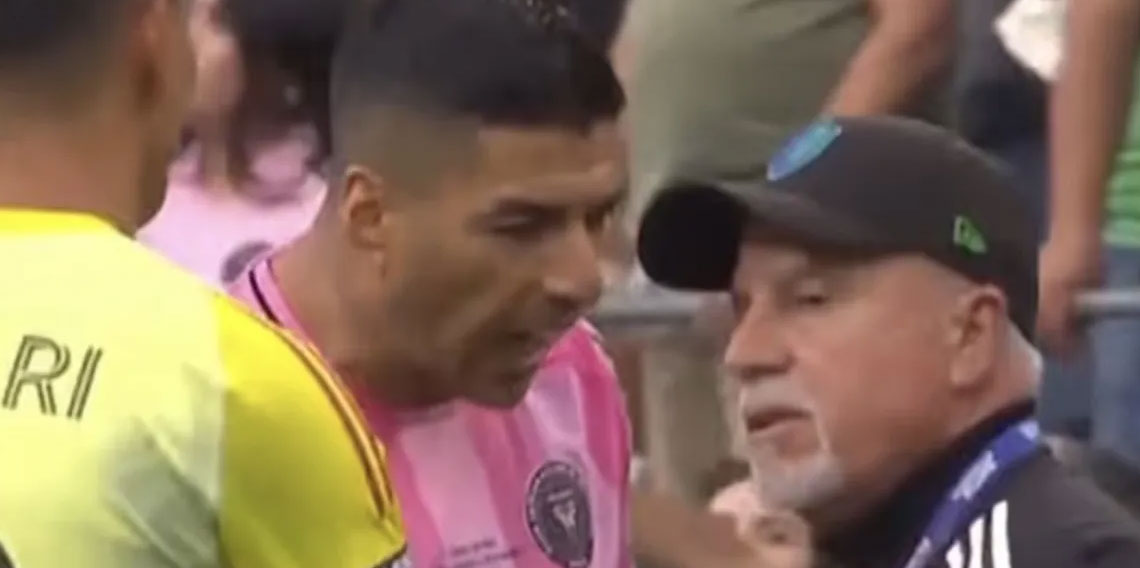 Huylu huyundan vaz geçmiyor! Luis Suarez rakip antrenöre tükürdü!