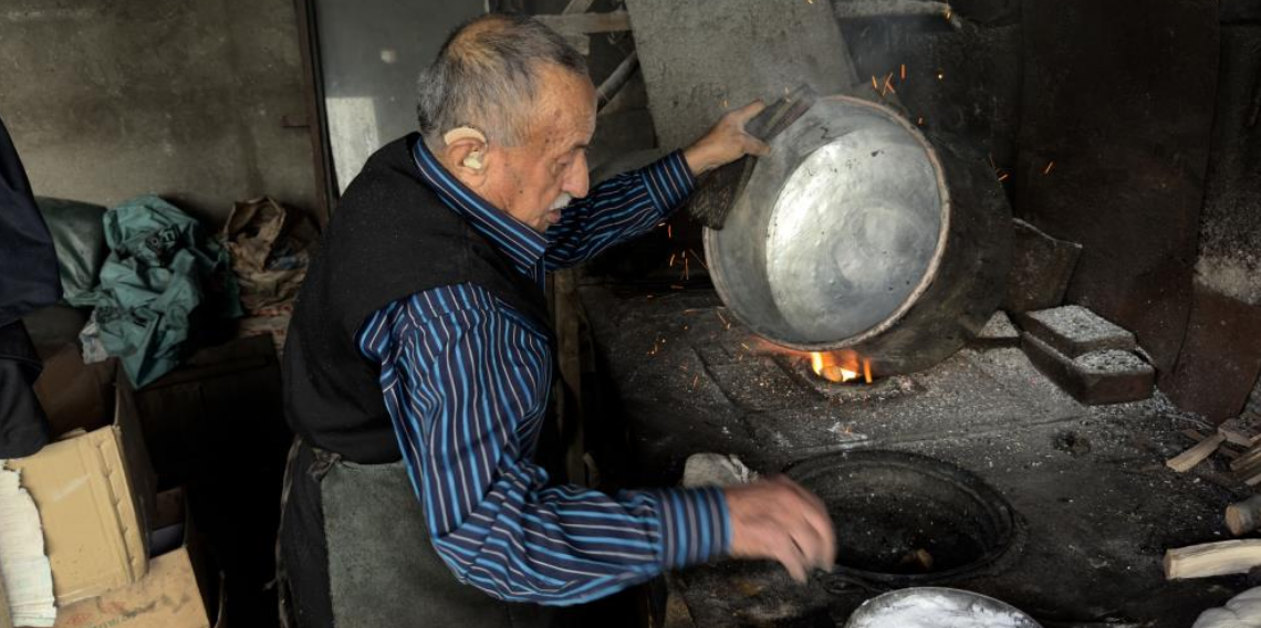 70 yıldır aynı ocağın başında kalay yaparak mesleği yaşatmaya çalışıyor