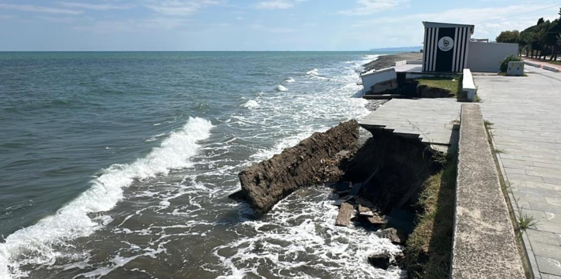 Samsun'da kıyı erozyonu yola kadar ulaştı, yapıları tehdit ediyor