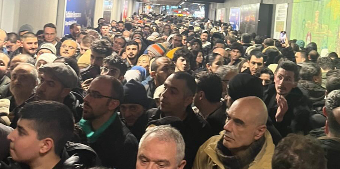 İstanbul’da metro duraklarındaki yolcu yoğunluğuna vatandaş tepkisi