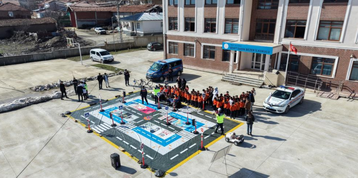 Tokat’ta Köy Okullarında Jandarma Minikleri Direksiyonla Buluşturdu