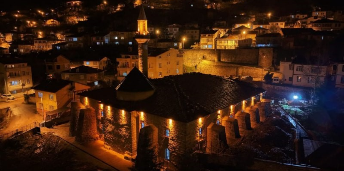 881 Yıllık Niksar Ulu Cami’de Yerden Isıtma Dönemi Başladı