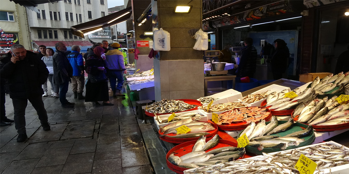 Çoğu tekne erken paydos edince balık tezgâhları eski görüntüsünden uzak kaldı