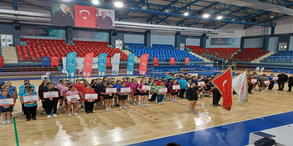 Badminton müsabakaları 18 takımın katılımıyla başladı