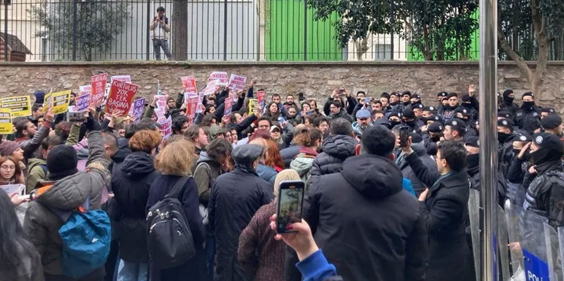 İstanbul Üniversitesi'nde İmamoğlu protestosu! Öğrencilerle polis arasında arbede