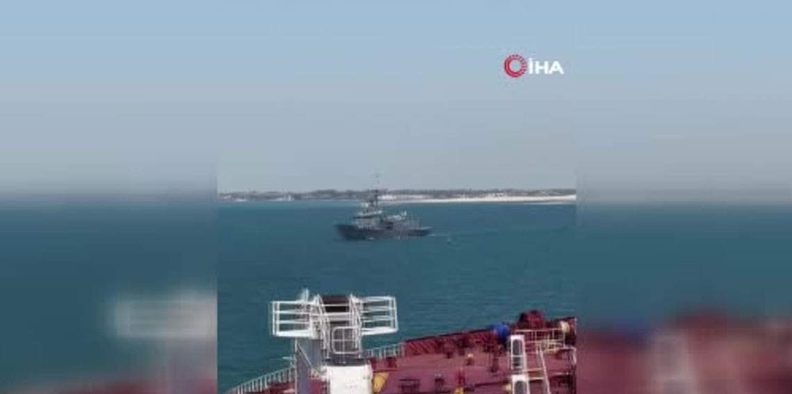 Süveyş’te Türk denizciler, Türk savaş gemilerini bayrakla selamladı