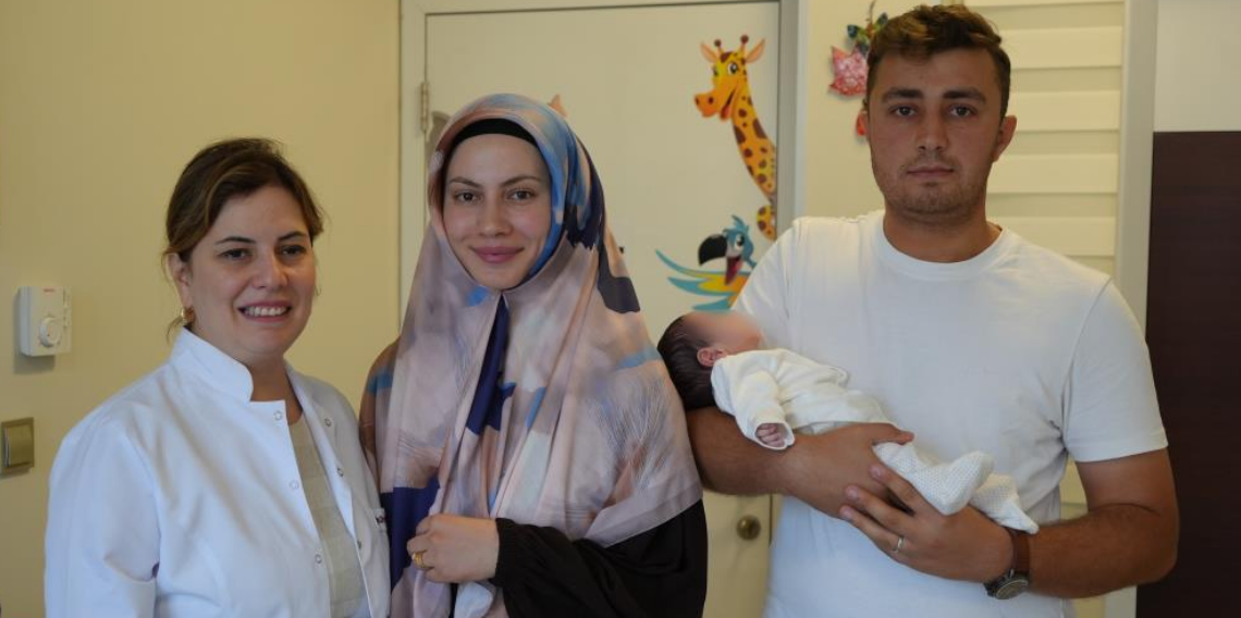 Organları dışarıda doğan bebek, Samsun'da hayata tutundu
