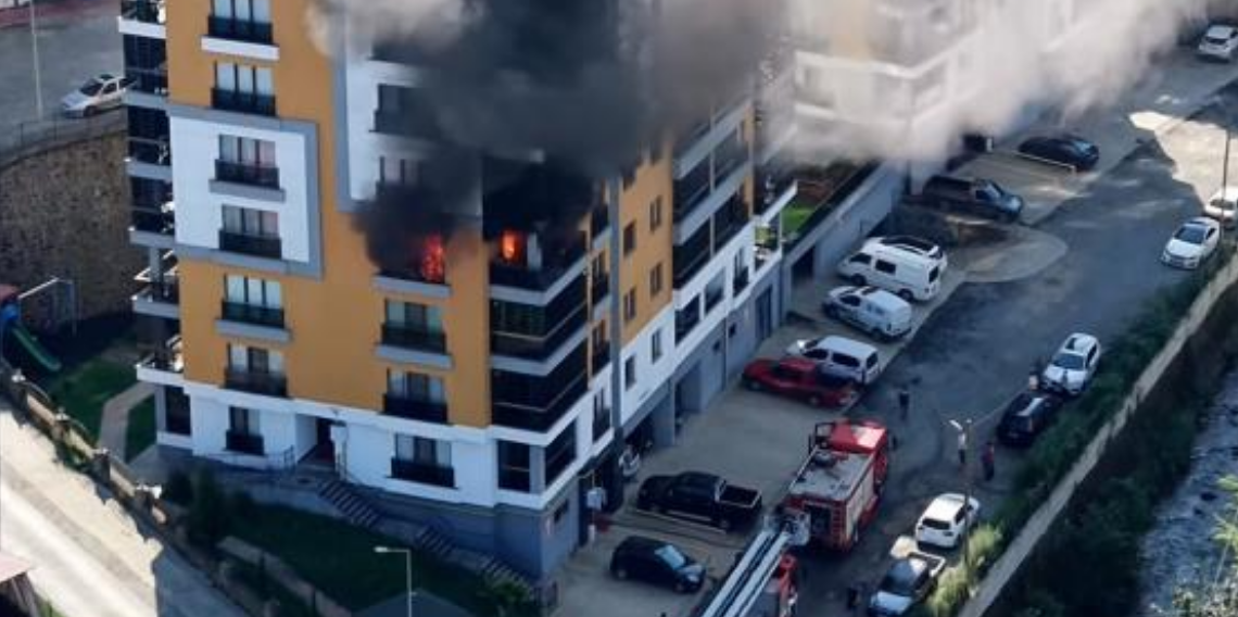 Rize’de 10 katlı apartmanda yangın paniği! Daire kullanılamaz hale geldi