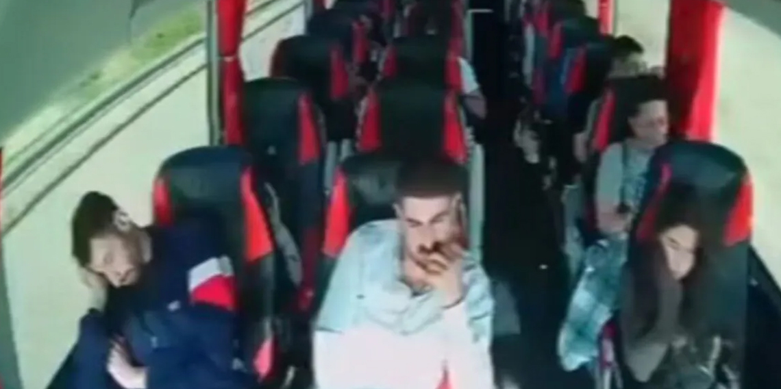 Yolcu otobüsü ile kamyonetin kaza anı kamerada