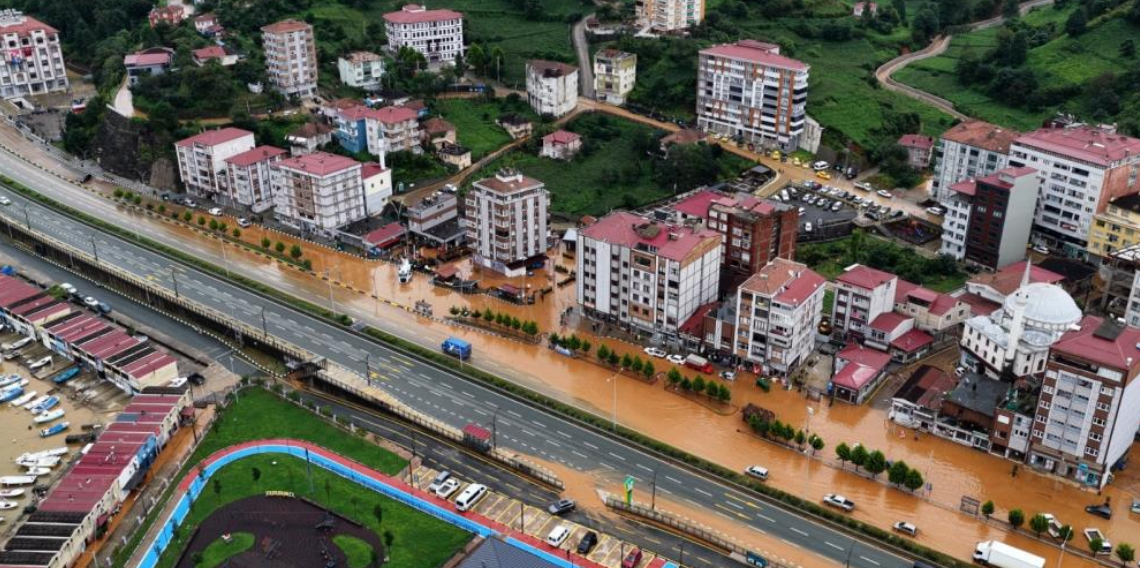 Rize’de sel felaketi sonrası İyidere göle döndü! Geride çamur ve balçık kaldı