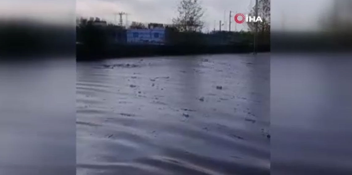 Sağanak yağışla evlerinde mahsur kalan vatandaşlar botla kurtarıldı