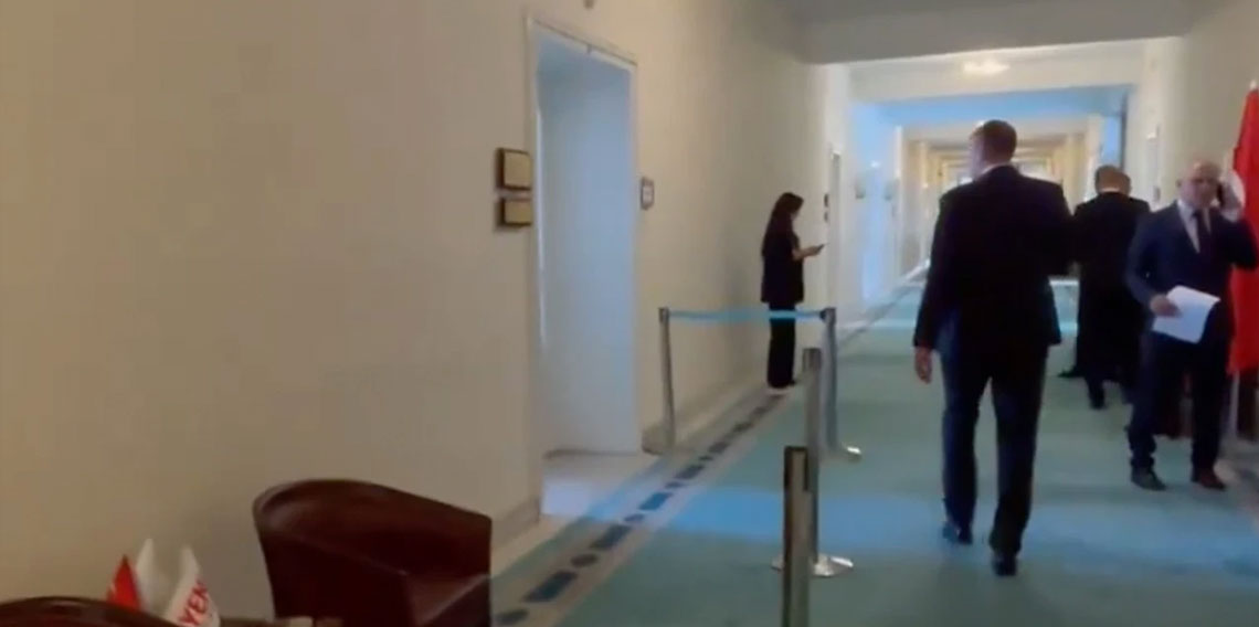 Yeni Partili Murat Emir, Meclis'teki odasının önüne şerit çektirdi!