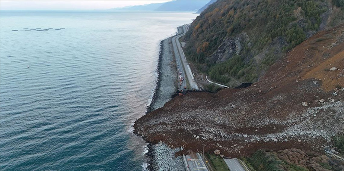 Artvin'de heyelan anı kamerada