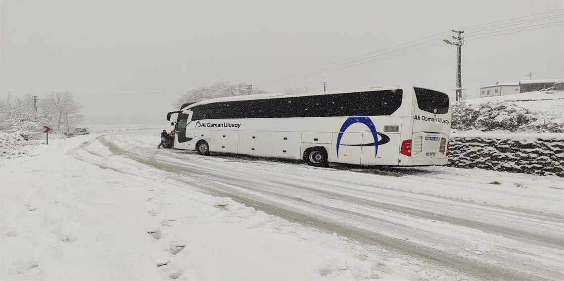 Sinop’ta kayan otobüs traktör yardımıyla kurtarıldı