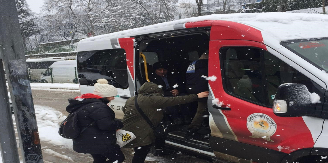 84 yaşındaki kadın yoğun kar altında ambulansa yetiştirildi