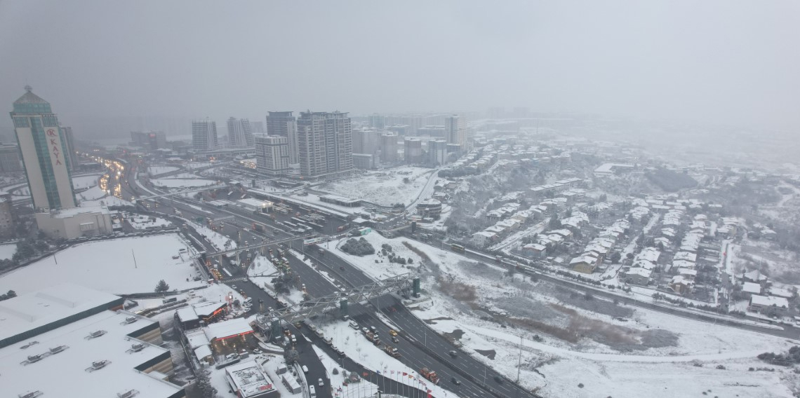 Beylikdüzü ve Büyükçekmece’de havadan kar manzaraları