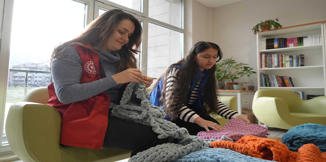 Gümüşhane'de el örgüsü atkılar köy okulundaki miniklerle buluştu