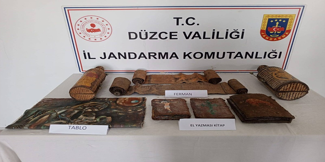 Asılı kalan otomobilini polislerin yardımıyla kurtardı