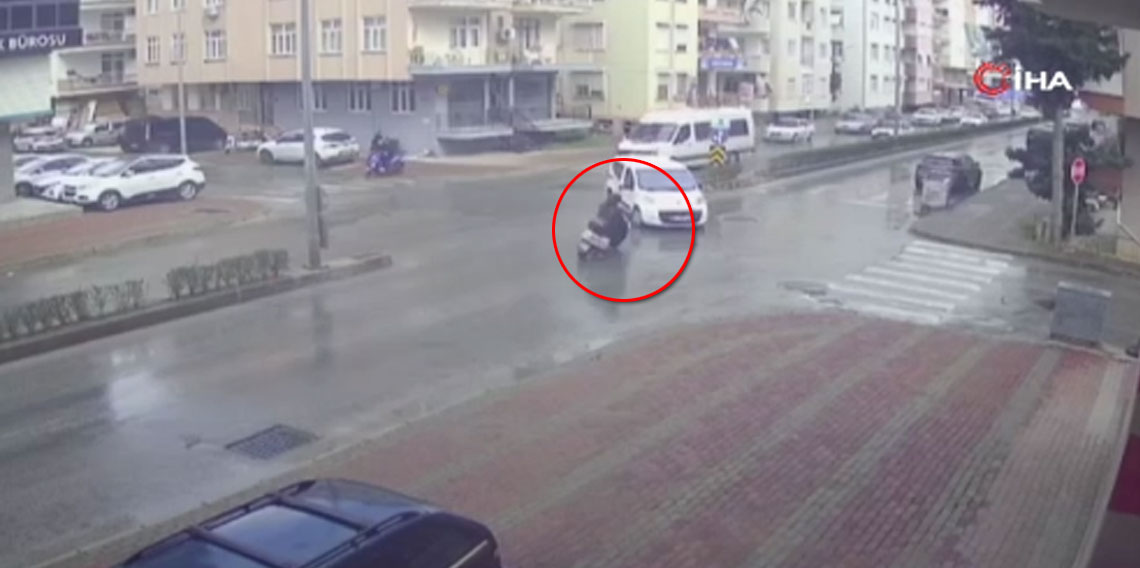 Araçla çarpışan motosikletin sürücüsü yola savruldu