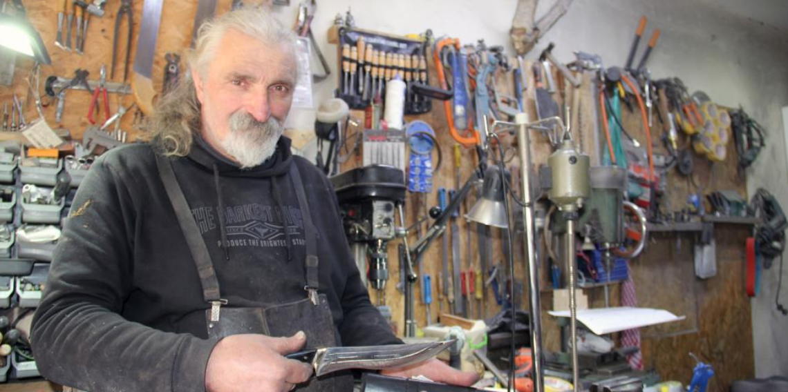 Giresun’da 40 yaşından sonra başladığı bıçakçılıkta ustalaştı