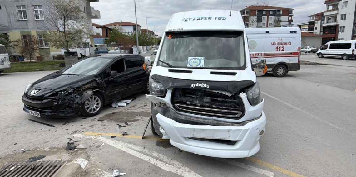Erbaa’da öğrenci servisi kazası! Otomobille çarpıştı: 10 öğrenci yaralandı