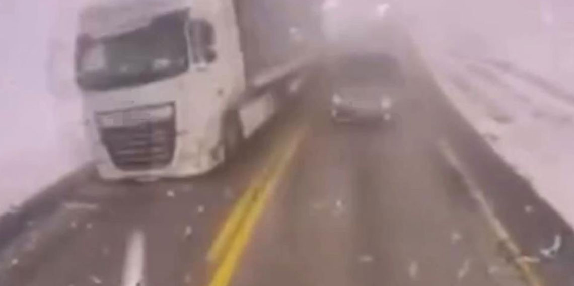 Artvin’de sis ve hatalı sollama kazaya neden oldu: 2 yaralı