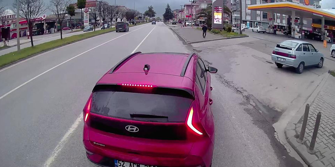 Samsun'da aniden çimento yüklü tırın önüne çıkan otomobil yürekleri ağza getirdi