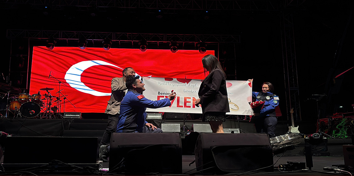 Bolu’da konser öncesi sürpriz evlilik teklifi