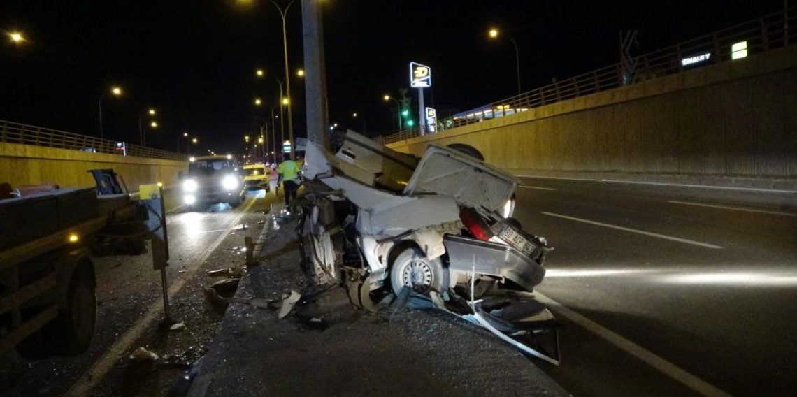 Kahramanmaraş’ta Feci Kaza, Direğe Çarpan Otomobilde 1’i Ağır 3 Yaralı