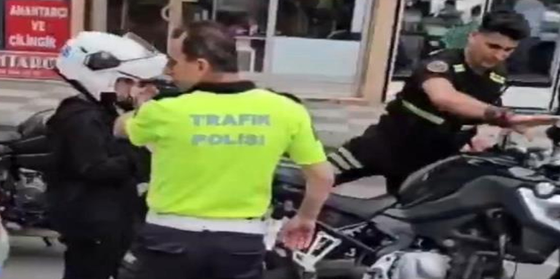 Trabzon'da YKS'ye yetişemeyen adayların yardımına polis ekipleri koştu