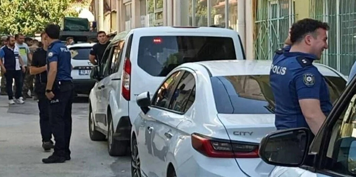Avcılar’da 2 kişiyi bıçaklayan şüpheli kapısına gelen iki polisi de yaraladı