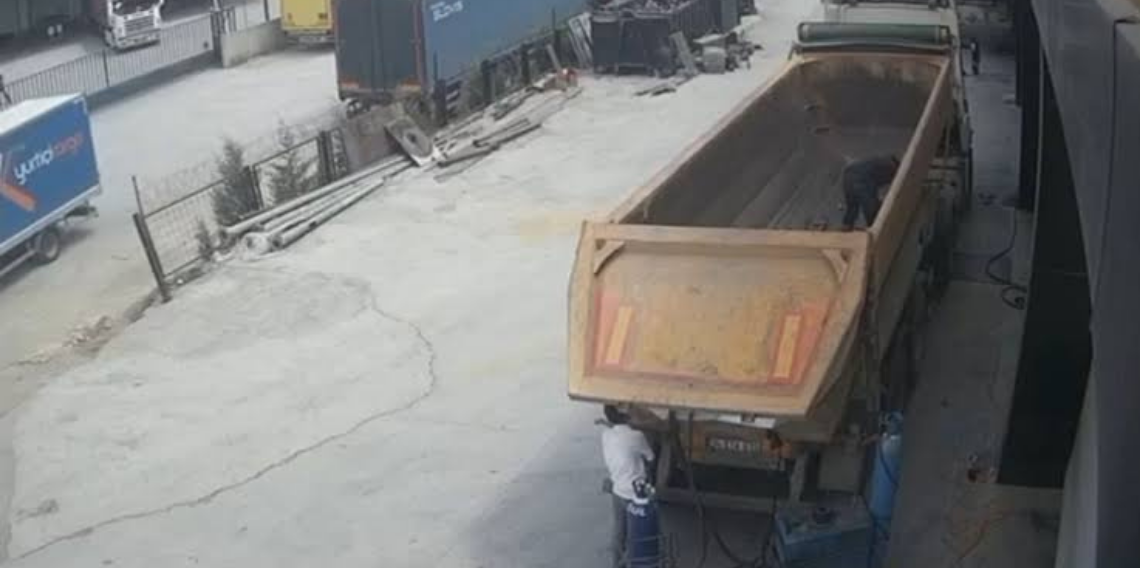 Tır şoförünü hayattan koparan korkunç olay kamerada