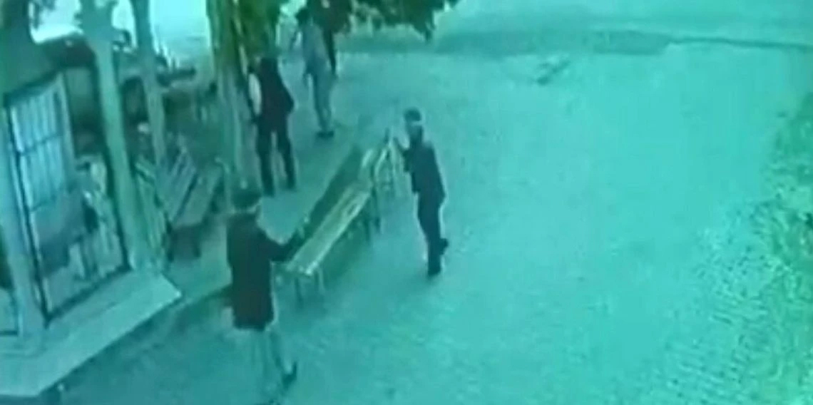 Bir elinde baston diğer elinde silahla köylülere kabusu yaşattı