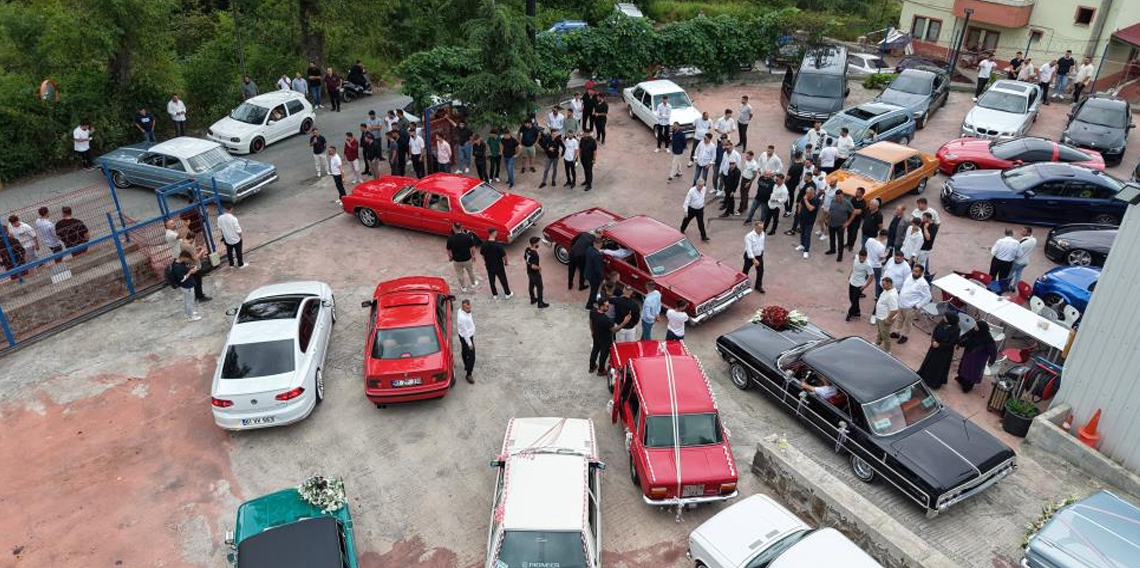 Trabzon'da Klasik otomobillerle nostaljik düğün konvoyu