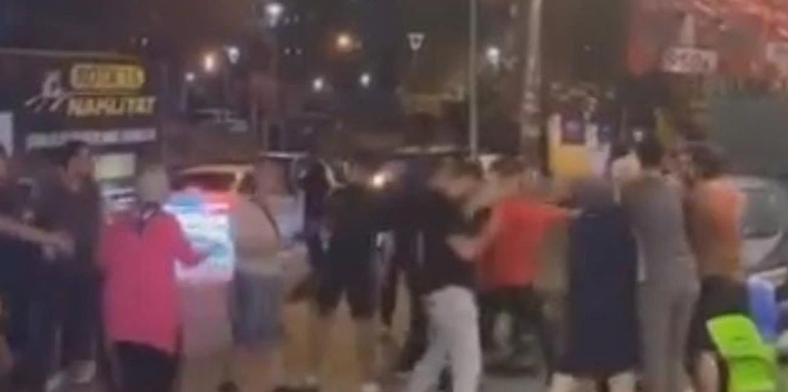 Bursa’da esnaf kavgası kamerada: Sandalyeler havada uçuştu