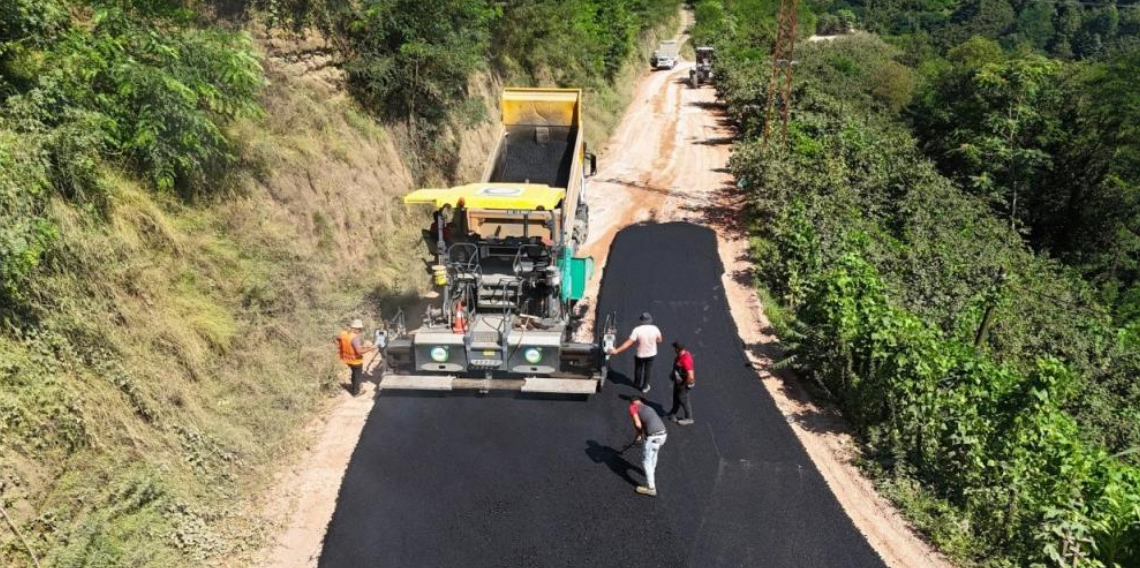 Ordu Büyükşehir, 2 ilçede mahalleleri bağlayan yolu sıcak asfaltla buluşturdu