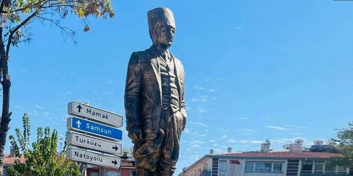 AK Partili Başkan Atatürk heykelinden rahatsız oldu