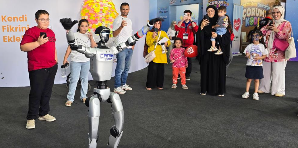 TEKNOFEST'te CANİKMAN rüzgarı: Puşi taktı, dans etti