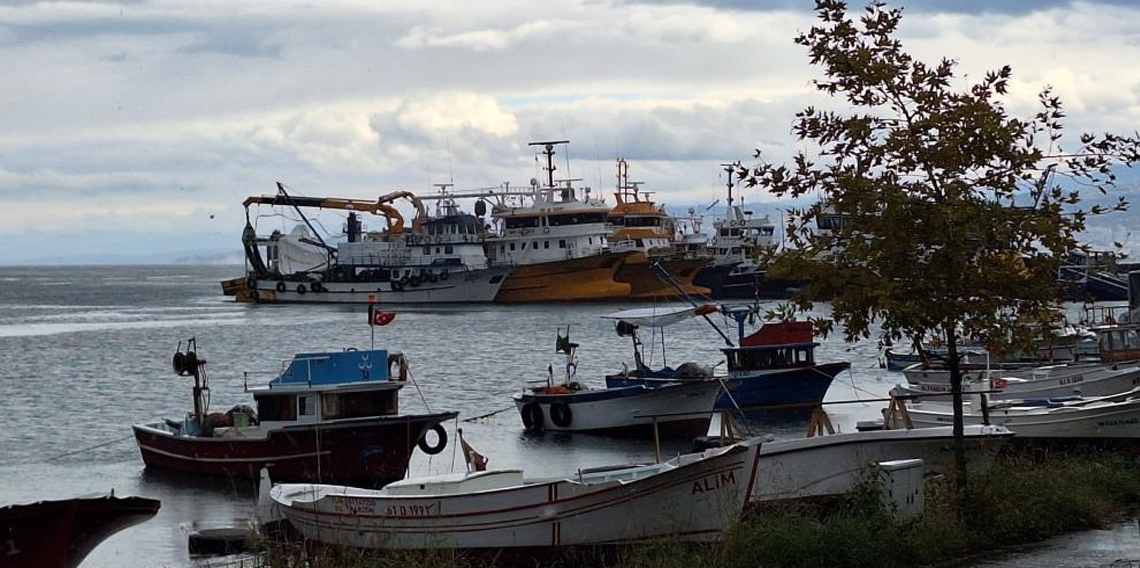 Trabzon'da Balıkçı tekneleri limanlara sığındı