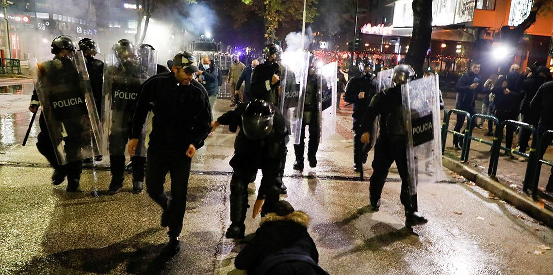 Arnavutluk’ta polis ve göstericiler arasında arbede
