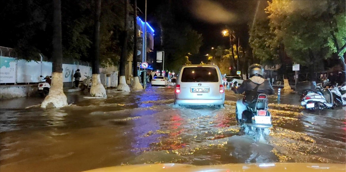 Fethiye'de şiddetli yağış su baskınlarına neden oldu