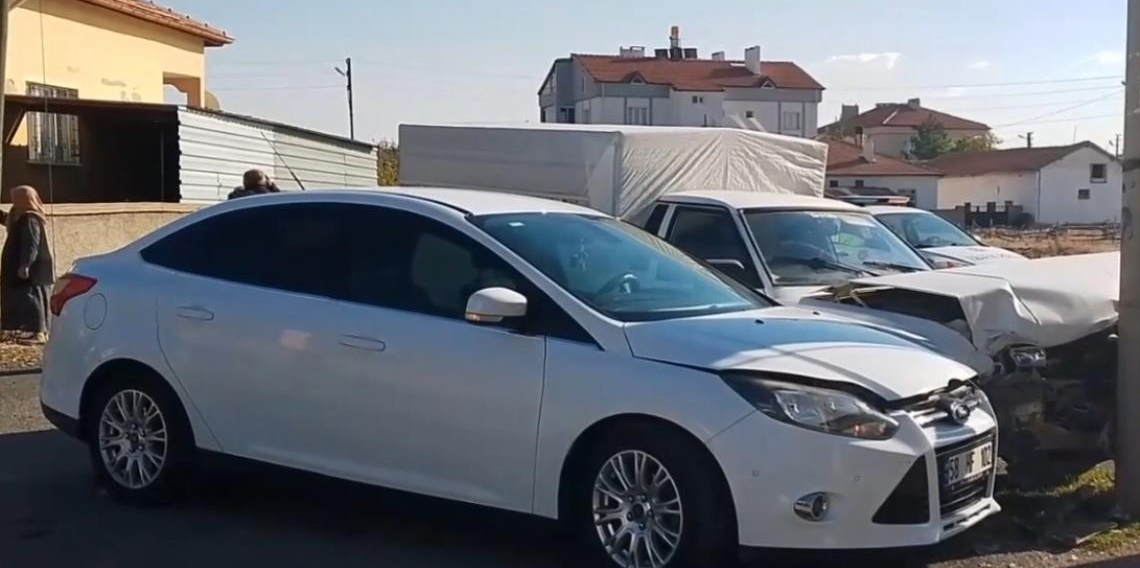 Otomobille kamyonet çarpıştı, 6 kişi yaralandı