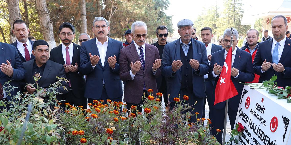 Bakan Uraloğlu, şehit Ömer Halisdemir'in kabrini ziyaret etti